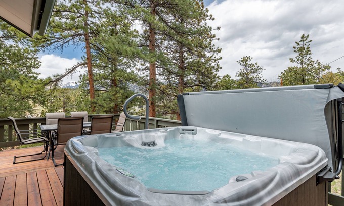 Estes Park House | Rocky Retreat: Relax in hot tub, 2.7 mi to RMNP, walking distance to town, #3370