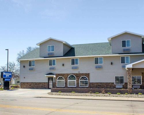 West Okoboji Hotel | Rodeway Inn & Suites near Okoboji Lake