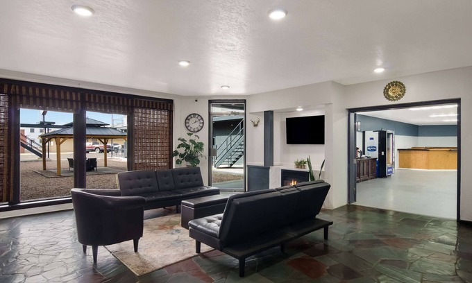 Sidney Hotel | Rodeway Inn & Suites Sidney Historic Downtown I-80