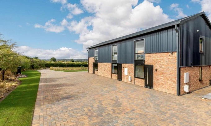 Bishampton House | Roe Cottage disabled adapted 2 bedroom hot tub