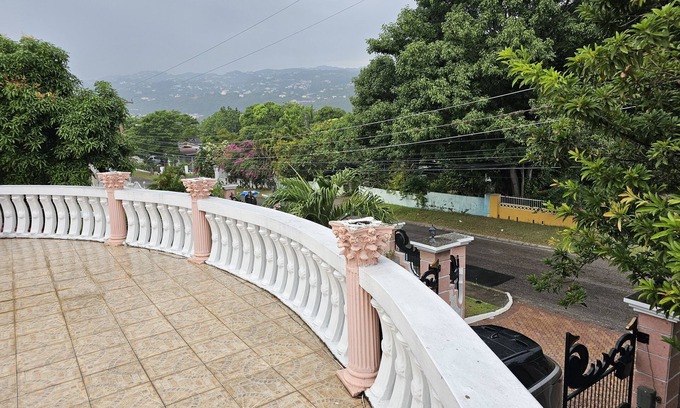 Havendale House | Roehampton Drive Luxurious 4 Bedroom Vacation Home Rental