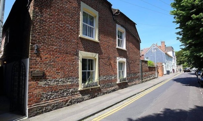 Salisbury Cottage | ROJOY, family friendly in Salisbury