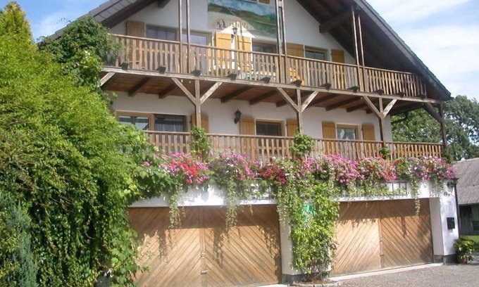 Stammbach Apartment | Rollstuhlgeeignete 4-Sterne-Ferienwohnung (75qm) auf kinderfreundlichem Hof