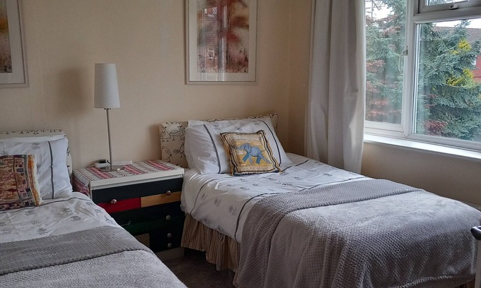 Ombersley House | Romantic village location/ideal for city and walking breaks