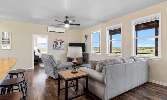 Milam County House | Romantic and peaceful country setting only 25 minutes from Belton or Temple!