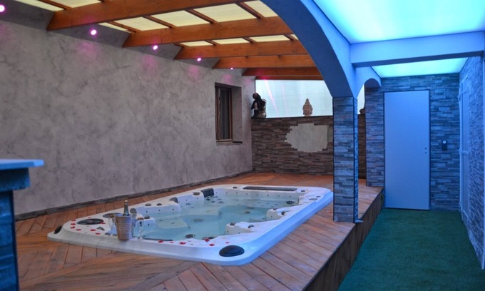 Espondeilhan Apartment | Romantic apartment with large spa