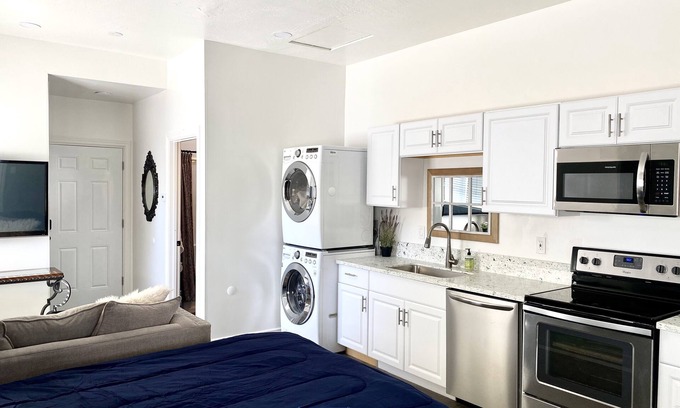 Riverton Apartment | 🌹Romantic Beauty & Beast retreat. 🪞