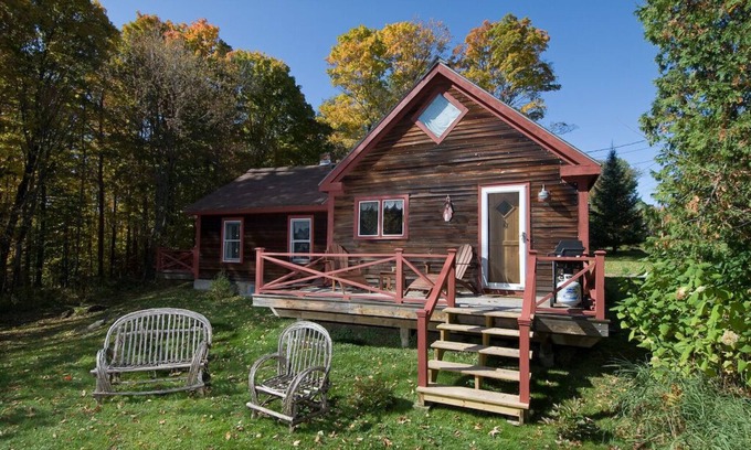 Stowe Hollow Cabin | Romantic Cabin: Pet Friendly, Close to Town, Wood stove, 1 Bdrm + Loft