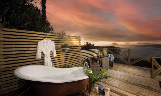 Rame Ski Chalet | Romantic Cornish Cabin w/outdoor heated bath tub-Sea-Views.Pet friendly-Parking!
