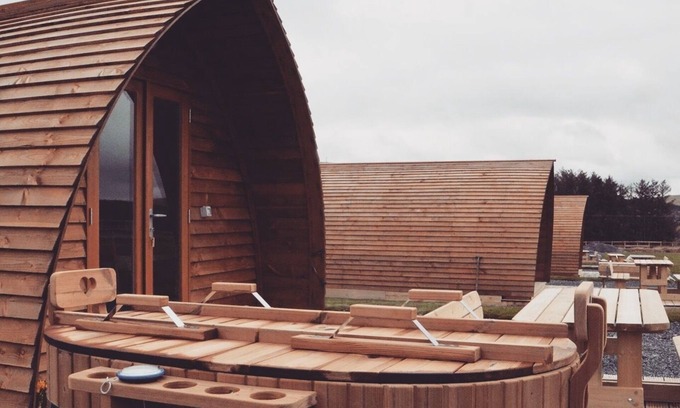 Trefeglwys Cabin | Romantic Cosy Glamping Cabin With Luv Tub