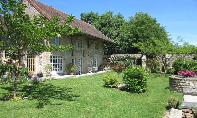 Sailly House | Romantic cottage near Cluny