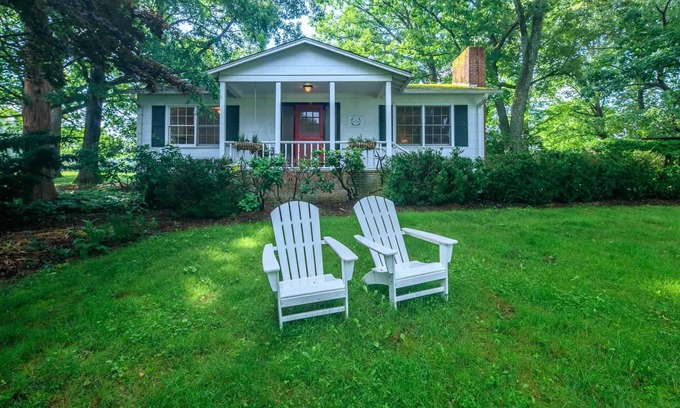 Hendersonville Cottage | Romantic Country Cottage With Modern Ammenities
