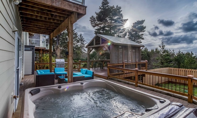 Seal Rock Apartment | Romantic Cutie in Seal Rock with Kitchenette, Gazebo, BBQ, Firepit, and Hot Tub!