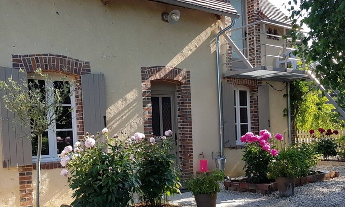 Champignelles Apartment | Romantic escape 2 hours from Paris: a bed and breakfast where peace reigns