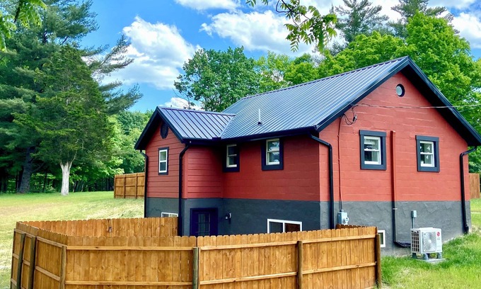 Bartlett Cottage | Romantic Getaway: King Bed, Hot Tub, Fenced Yard, Wooded Nature Trail