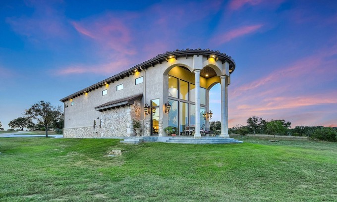 Spicewood Villa | Romantic getaway! Or bring the family to tour the Texas Hill Country!