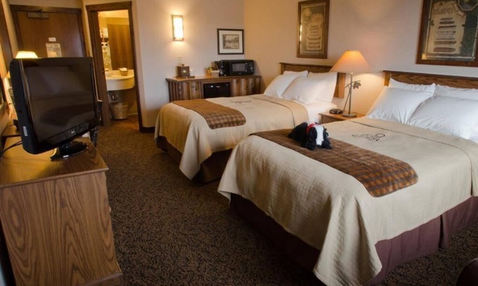 Onalaska Hotel | Romantic Getaway Spot: Whirlpool, Outdoor Patio & Nature Views