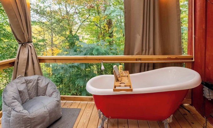 Cosby Cabin | Romantic getaway w/outdoor soaking tub