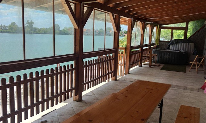 Szigetszentmiklos House | Romantic Lakeside Retreat - Nature, Sport, Near Bp