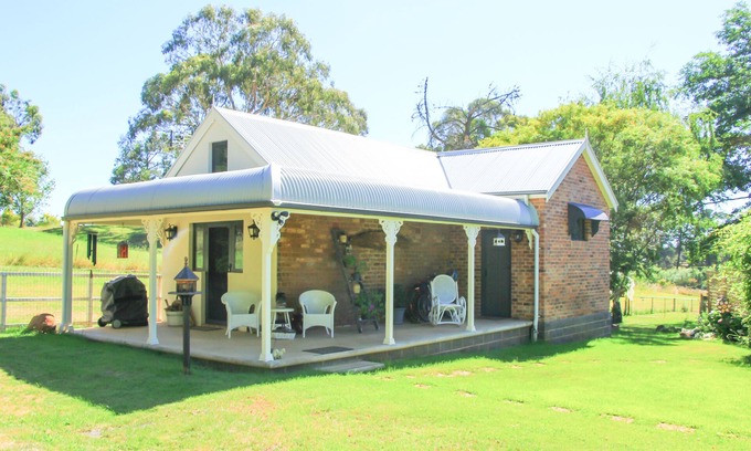 Calare Cottage | Romantic luxury close to town, fine food dining and wineries. EV charger.