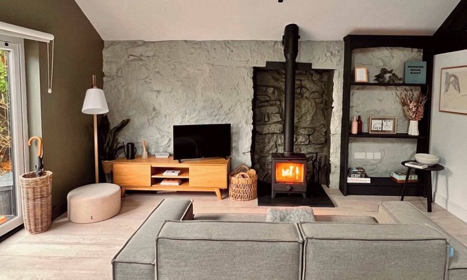 Llangefni Apartment | Romantic Nordic Retreat in Llangefni