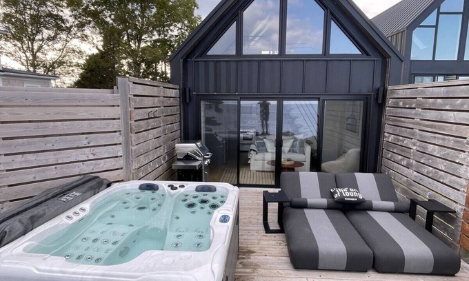 LaHave Cabin | Romantic Oceanfront Retreat - Hot tub