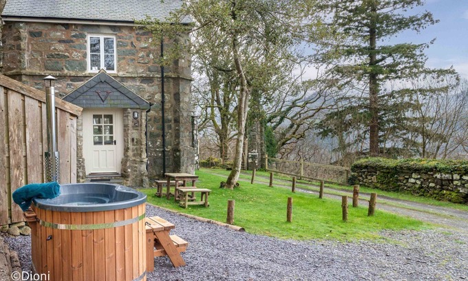 Dolgellau Cottage | Romantic One Bedroom Cottage In The Hills Above Dolgellau | Deer-Park-Lodge