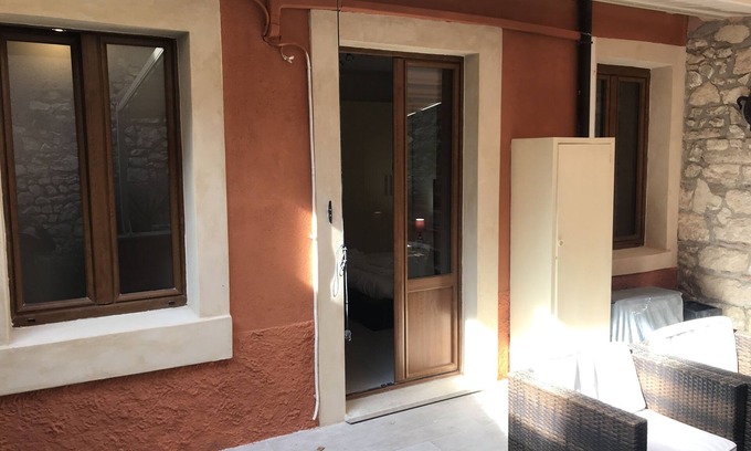 Est Apartment | Romantic, Quiet apartment with private Garden/patio with all amenities