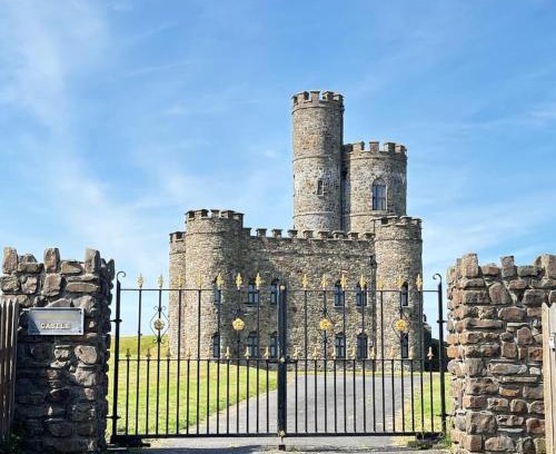 Tawstock Apartment | Romantic Rural Break In Countryside Castle Grounds Private Retreat Wizards Rest