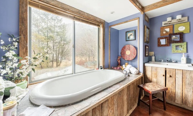 Phoenicia Apartment | Romantic sky loft with steam shower and giant tub. Breweries and hiking nearby