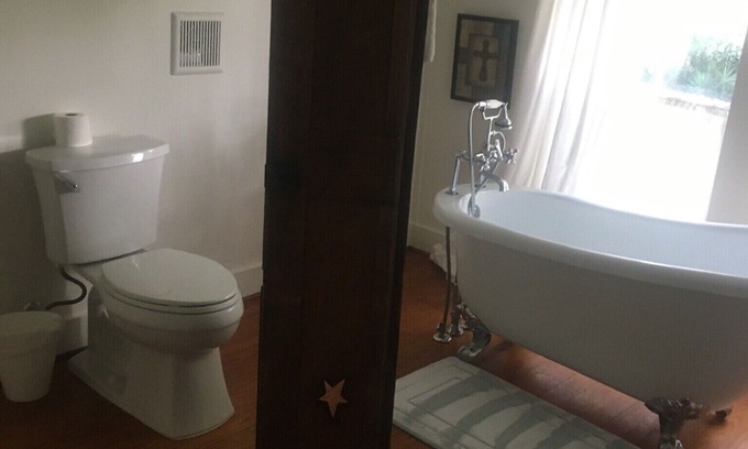 Carmine Bed & Breakfast | Romantic Slipper Tub