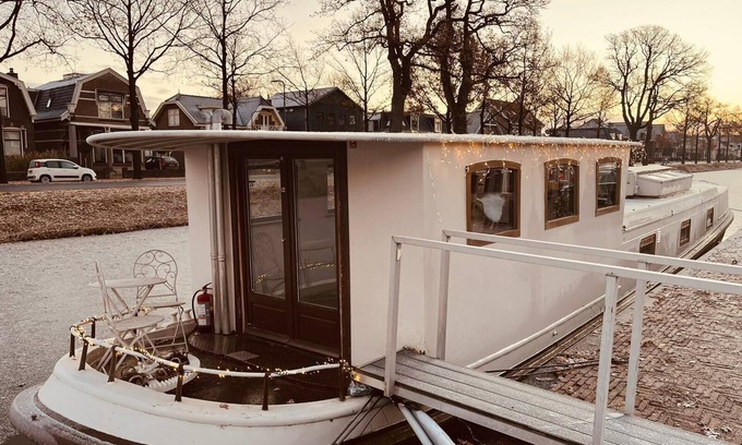 Heerenveen Boat Rental | Romantisch Overnachten op het Water
