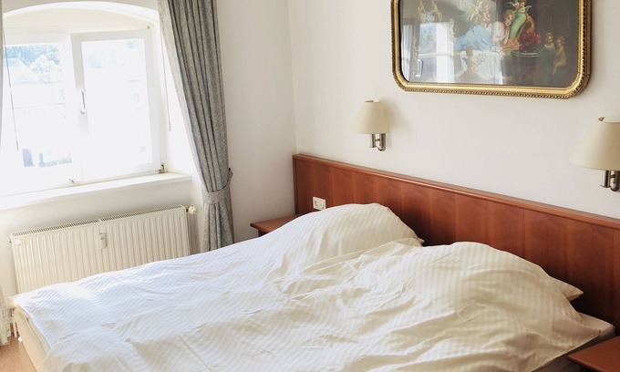 Bad Alexandersbad Apartment | Romantische Ferienwohnung auf 55qm im alten Kurhaus