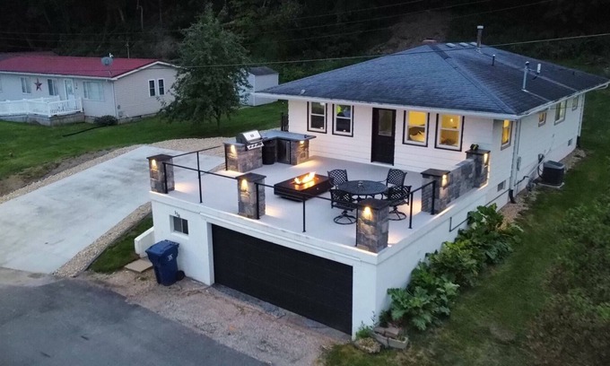 Guttenberg House | Roofscape Retreat, enjoy the patio life!