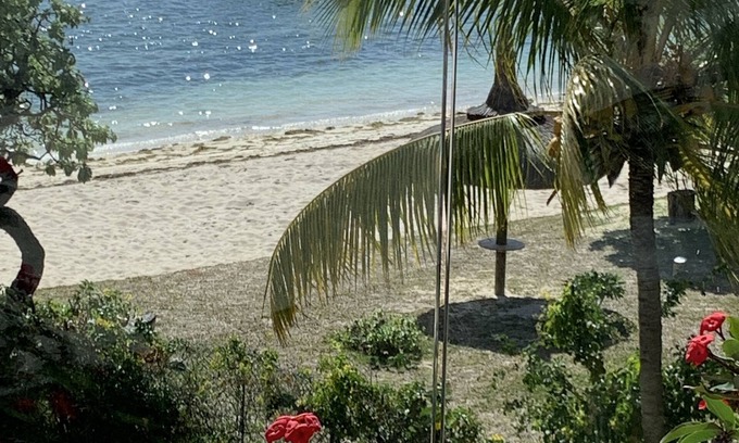 Roches Noires Villa | Rooftop Penthouse, feet in the water