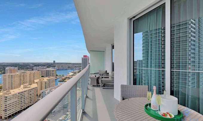 Hollywood South Central Beach Apartment | Rooftop Pool Oceanview Balcony & Beachfront Resort