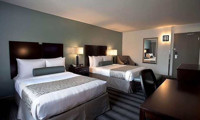 Downtown Chicago Hotel | Rooftop Relaxation w/Pool + Gym | Walk to Millennium Park and Chicago Riverwalk
