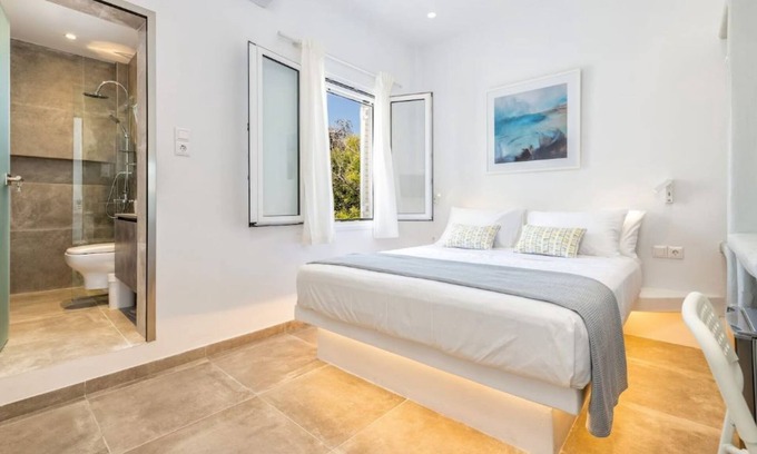 Paros Hotel | Room 10 @ Pelican Paros in the Old Town!