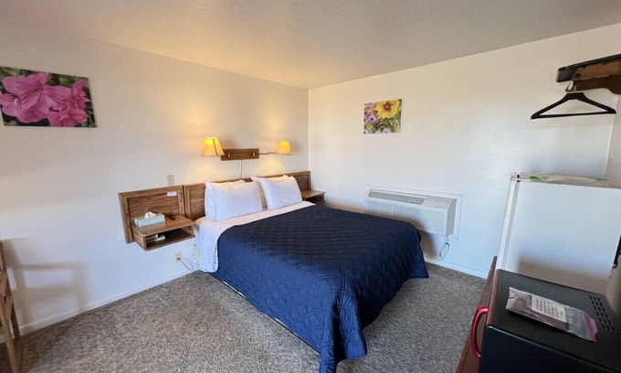 Downs House | Room 110 - Standard Queen - Sleeps 2 - West Lake Grandvue Inn