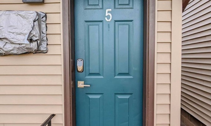 Lewiston Apartment | Room 5 - Riverside Motel - 1 Queen, 1 twin