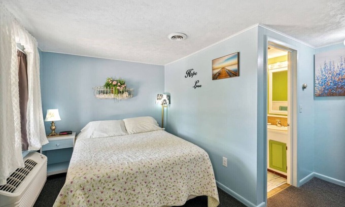 Hudson Hotel | Room 7- Sunset Acres Motel