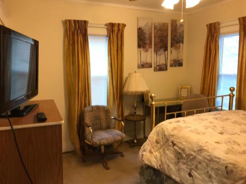 Rochester House | Room - Airport, Eastman Dental, UofR & Medical Ctr at Strong Hospital-Professionals Welcomed