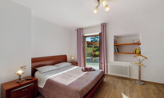 Donnas Bed & Breakfast | Room 'Ambra' with Mountain View and Wi-Fi