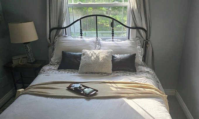 Sydney House | Room Available in Comfortable Cozy Cottage on Cottage Road.