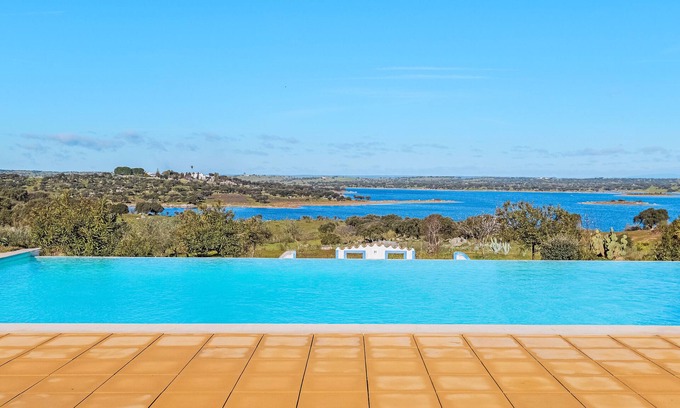 Elvas House | Room 'Cegonha' with Shared Pool, Wi-Fi and Air Conditioning