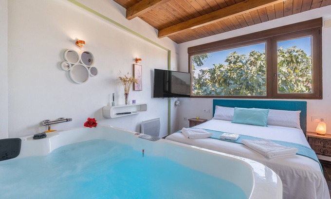 Ambroz Apartment | Room 'Con Baño Privado' with Mountain View, Wi-Fi and Air Conditioning