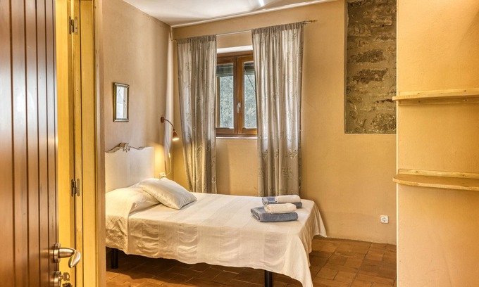 Borrassa Apartment | Room 'Donzell' with Shared Pool, Wi-Fi and Air Conditioning