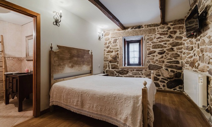 Pitoes das Junias Apartment | Room 'Familiar - 2' with Shared Terrace and Wi-Fi