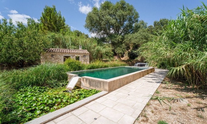 Solerieux Apartment | Room 'Fuschia' with Shared Pool, Wi-Fi and Air Conditioning