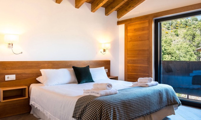 San Juan de Gredos Apartment | Room 'Galana Con Terraza' with Mountain View, Private Terrace and Wi-Fi